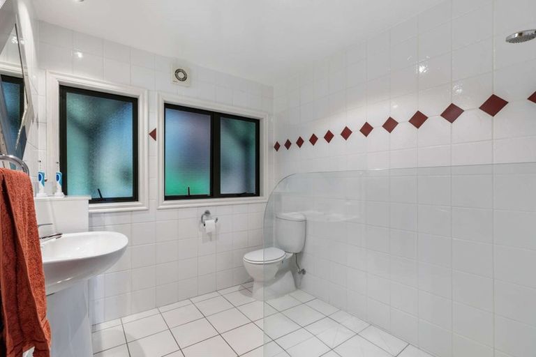 Photo of property in 34 Kauri Point Road, Laingholm, Auckland, 0604