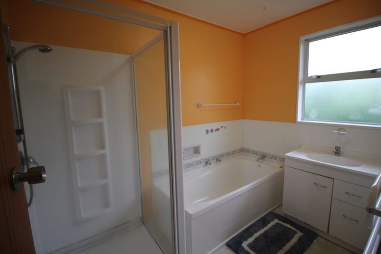 Photo of property in 13a Lyndfield Lane, Newlands, Wellington, 6037