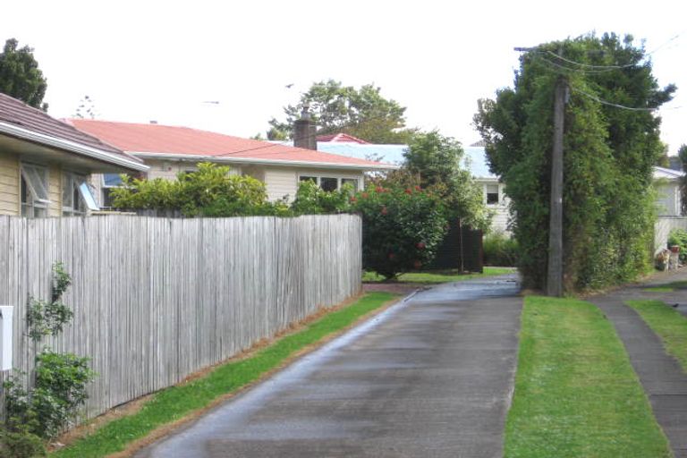 Photo of property in 2/86 Tirimoana Road, Te Atatu South, Auckland, 0602