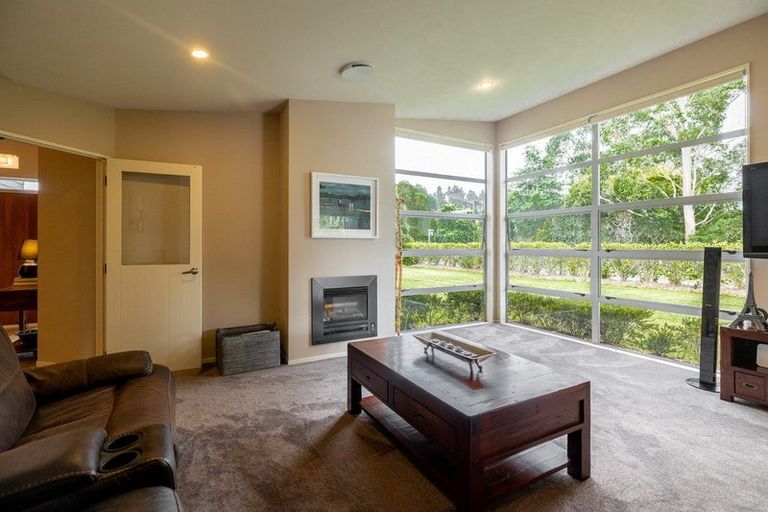 Photo of property in 8 Titirangi Drive, Fitzherbert, Palmerston North, 4471