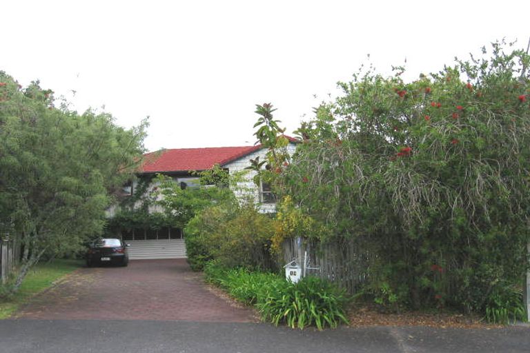 Photo of property in 19 Manutara Avenue, Forrest Hill, Auckland, 0620