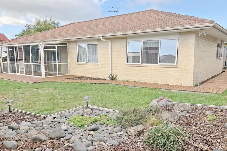 Photo of property in 43 Carisbrook Crescent, Papakura, 2110