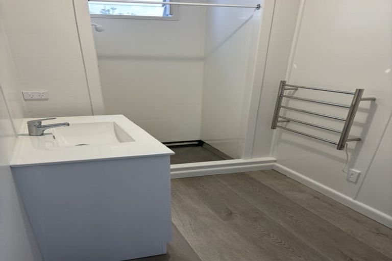 Photo of property in 13 Eastglen Road, Glen Eden, Auckland, 0602