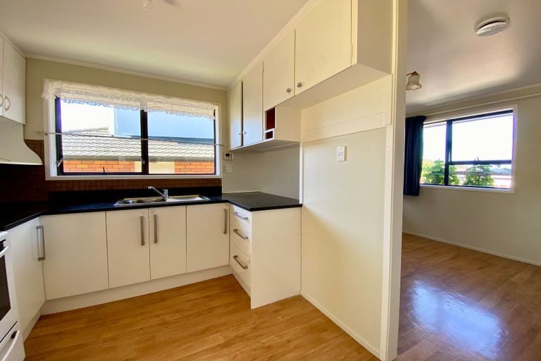 Photo of property in 15 Foyle Place, Glendene, Auckland, 0602