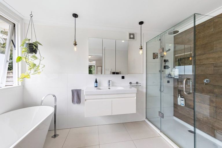 Photo of property in 114 Scenic Drive, Titirangi, Auckland, 0604