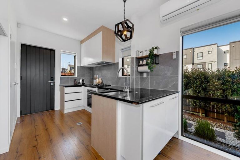 Photo of property in 28 Treeline Lane, Flat Bush, Auckland, 2019
