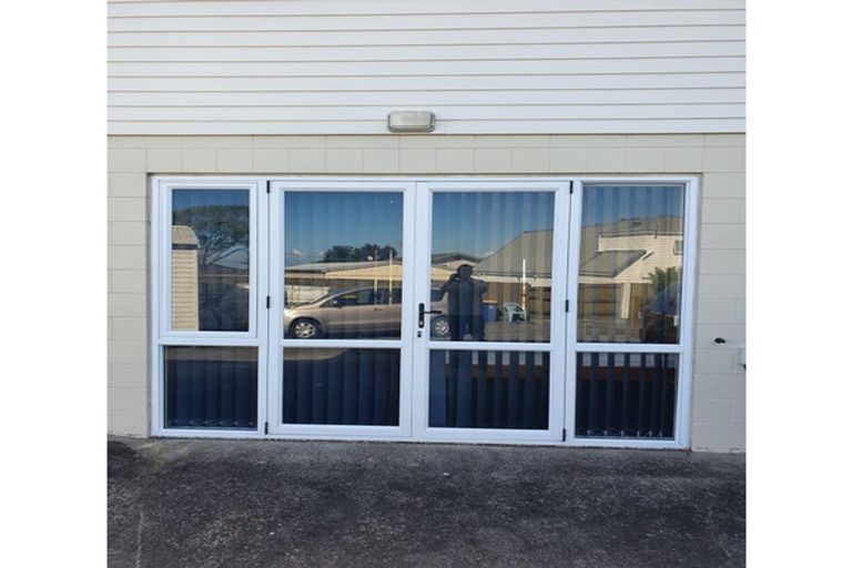 Photo of property in 1/212 Sunnynook Road, Totara Vale, Auckland, 0627