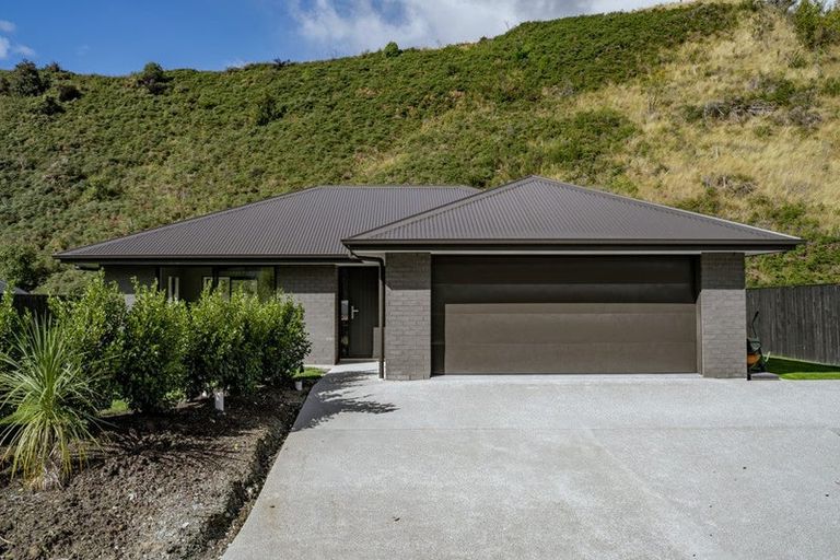 Photo of property in 11 Walter Place, Glenorchy, 9372