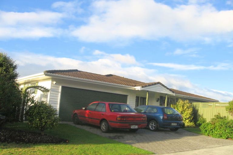 Photo of property in 9 Ordley Grove, Tawa, Wellington, 5028