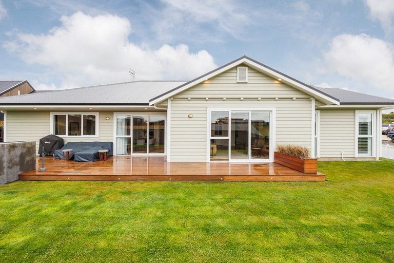 Photo of property in 44 Vaucluse Heights, Fitzherbert, Palmerston North, 4410