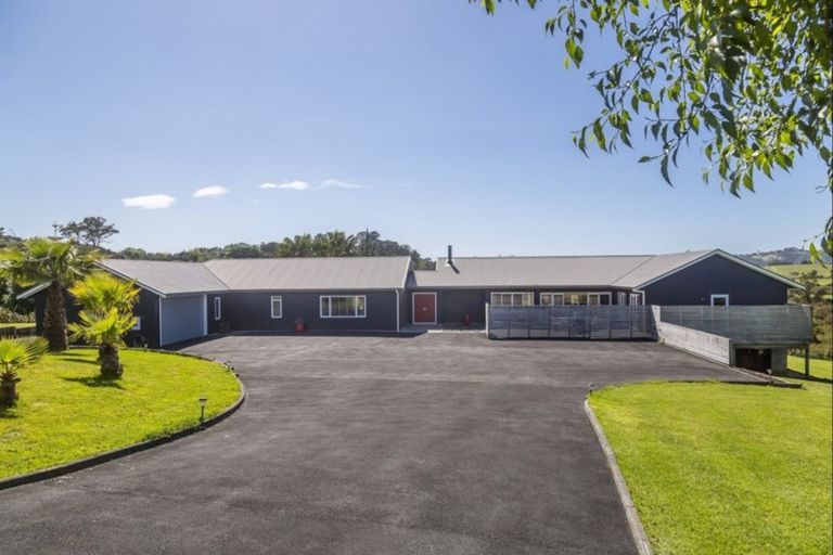 Photo of property in 87 Whangaparaoa Road, Red Beach, 0932