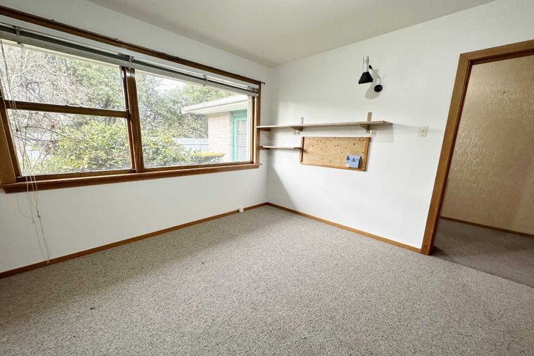 Photo of property in 17 Fairmile Place, Russley, Christchurch, 8042