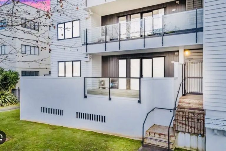 Photo of property in 1/130 Stancombe Road, Flat Bush, Auckland, 2016