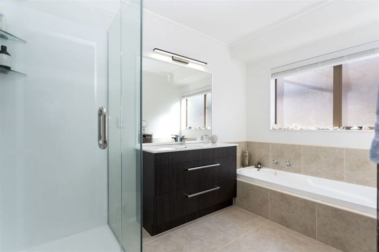 Photo of property in 13 Gilford Place, East Tamaki Heights, Auckland, 2016