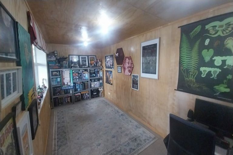 Photo of property in 19 Salford Street, Newlands, Wellington, 6037