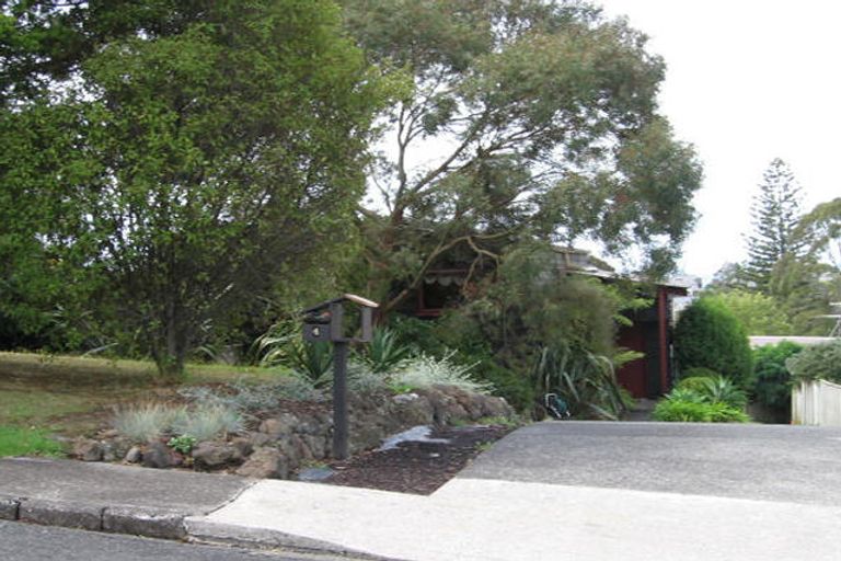 Photo of property in 2/4 Sandford Street, Campbells Bay, Auckland, 0630