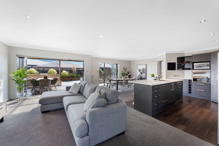 Photo of property in 12 Monaco Grove, Fitzherbert, Palmerston North, 4410