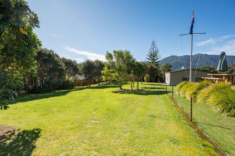 Photo of property in 4 Worlds End Road, Tennyson Inlet, 7195