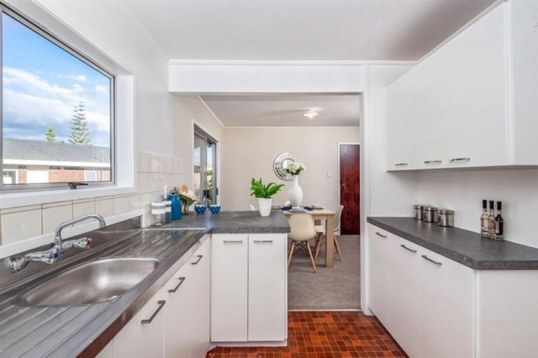 Photo of property in 81 John Downs Drive, Browns Bay, Auckland, 0630