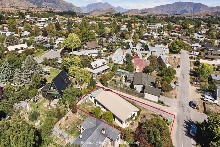 Photo of property in 11 Inverness Crescent, Arrowtown, 9302