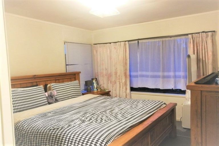 Photo of property in 1/1 Cheval Drive, Totara Vale, Auckland, 0629