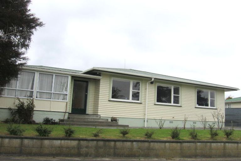 Photo of property in 4 Ellesmere Crescent, Highbury, Palmerston North, 4412