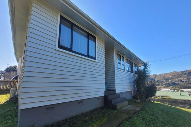 Photo of property in 54 Davidson Crescent, Tawa, Wellington, 5028