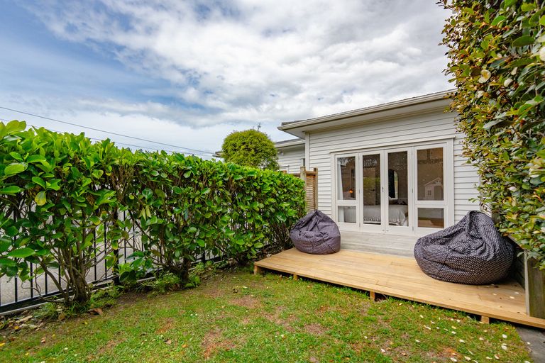 Photo of property in 79 Hobsonville Road, West Harbour, Auckland, 0618