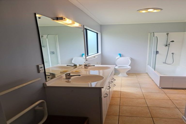 Photo of property in 1/35 Highgrove Lane, Totara Vale, Auckland, 0632