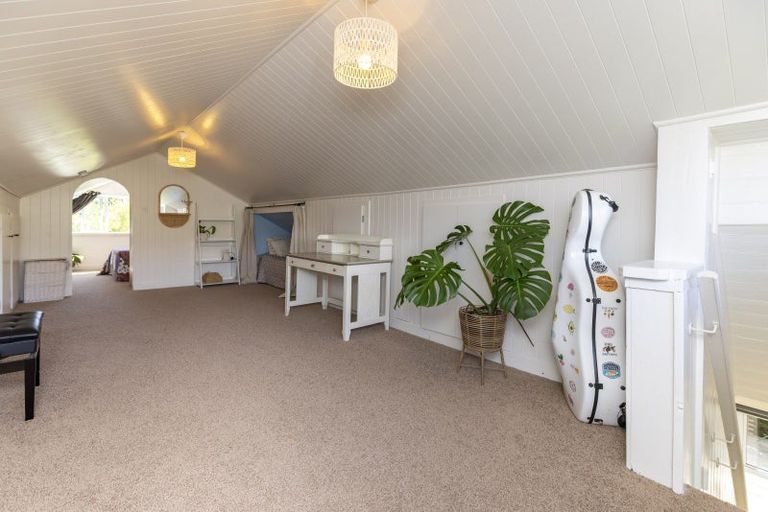 Photo of property in 11 Tiromoana Road, Raumati South, Paraparaumu, 5032