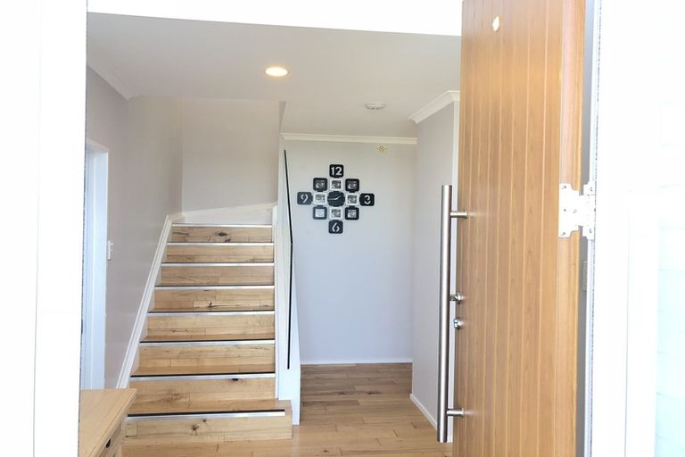 Photo of property in 27 Lagoon Way, West Harbour, Auckland, 0618