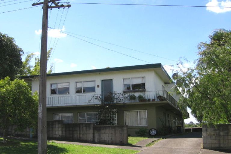 Photo of property in 2/16 Rutland Road, Stanley Point, Auckland, 0624