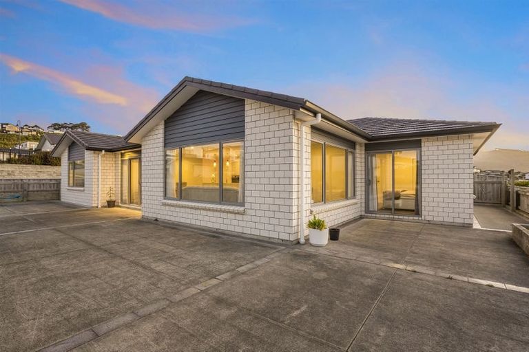 Photo of property in 16 Ken Douglas Drive, Aotea, Porirua, 5024