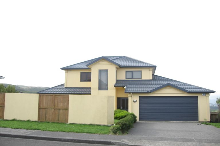 Photo of property in 3 Bennett Grove, Newlands, Wellington, 6037