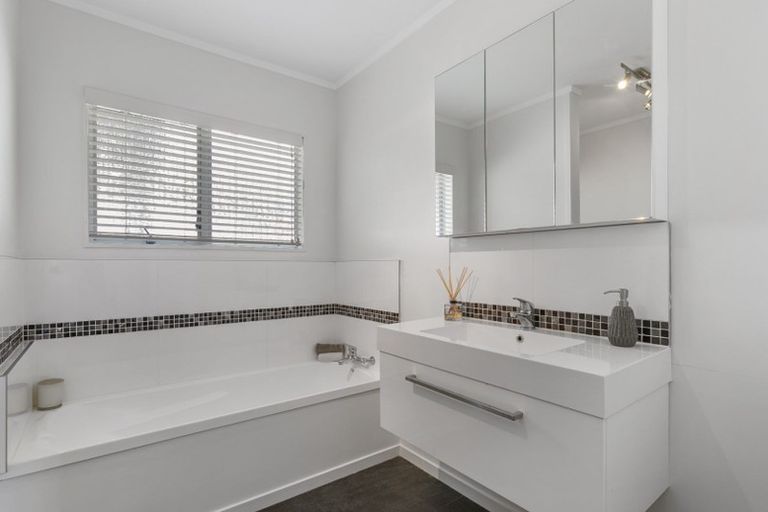 Photo of property in 15 Dalwhinnie Parade, Highland Park, Auckland, 2010