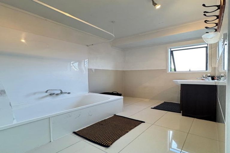 Photo of property in 16 Faram Place, Massey, Auckland, 0614