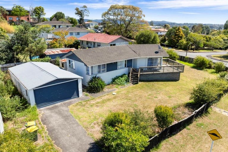 Photo of property in 2 Longreach Drive, Sunnyvale, Auckland, 0612