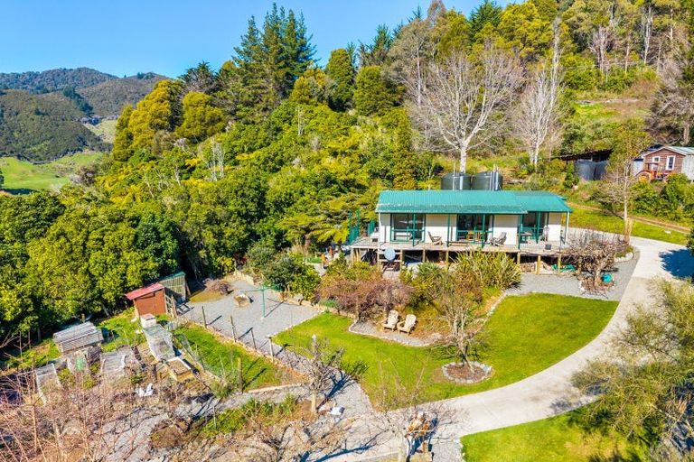 Photo of property in 826 Queen Charlotte Drive, Havelock, Picton, 7281