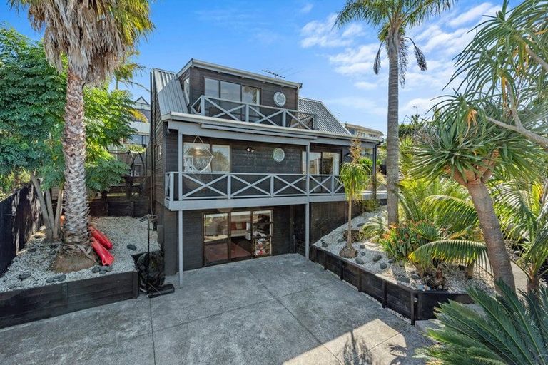 Photo of property in 2/31 Kiteroa Terrace, Rothesay Bay, Auckland, 0630