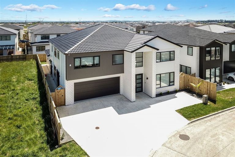 Photo of property in 11 Bunbeg Crescent, Flat Bush, Auckland, 2019