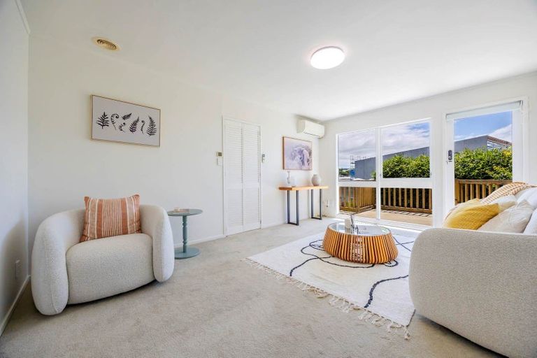 Photo of property in 2/89 Diana Drive, Glenfield, Auckland, 0627