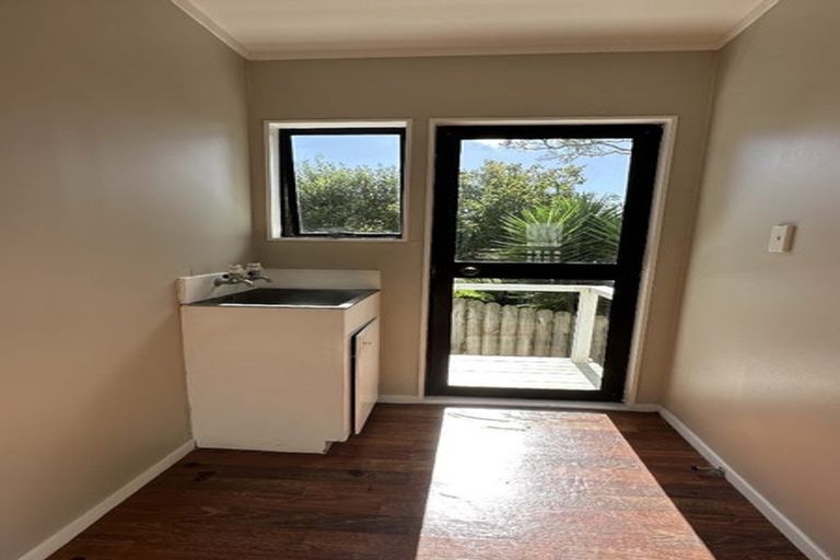 Photo of property in 5 Trelawn Place, Cockle Bay, Auckland, 2014