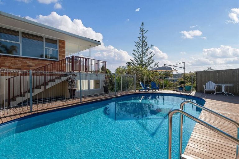 Photo of property in 17 Liston Crescent, Cockle Bay, Auckland, 2014