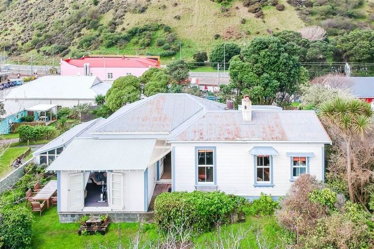 Photo of property in 17 Beach Road, Paekakariki, 5034