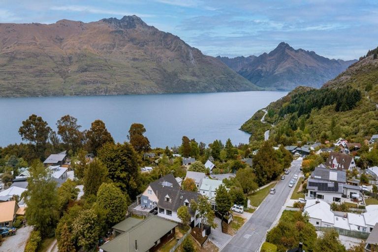 Photo of property in 15a Williams Street, Sunshine Bay, Queenstown, 9300