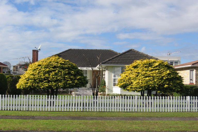 Photo of property in 9 Peachgrove Road, Te Atatu Peninsula, Auckland, 0610