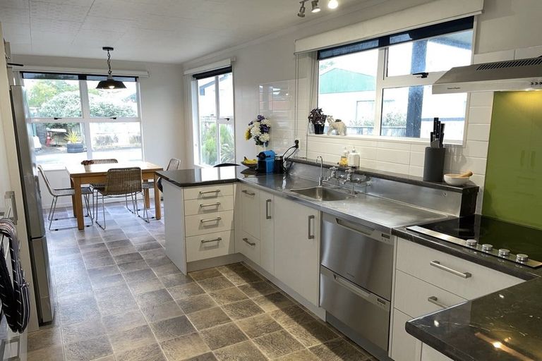 Photo of property in 13 Matthew Place, Kawaha Point, Rotorua, 3010