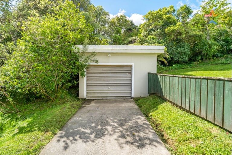 Photo of property in 77 Horoeka Street, Stokes Valley, Lower Hutt, 5019