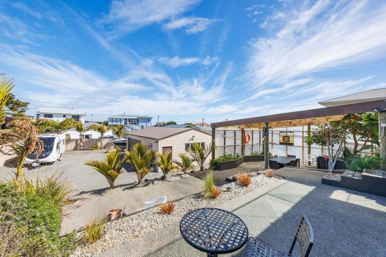 Photo of property in 8 Roore Street, Foxton Beach, Foxton, 4815