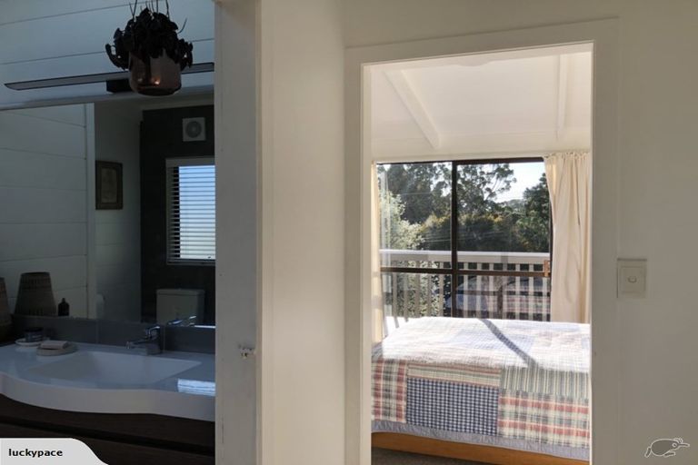 Photo of property in 2/99 Konini Road, Titirangi, Auckland, 0604